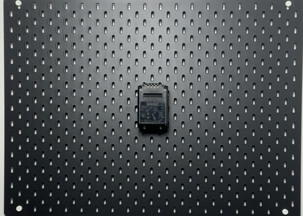 SK-042-WSB DeWalt Battery Holder/حامل بطارية دي والت (Matte Black PLA (Eco-Friendly 🌱))