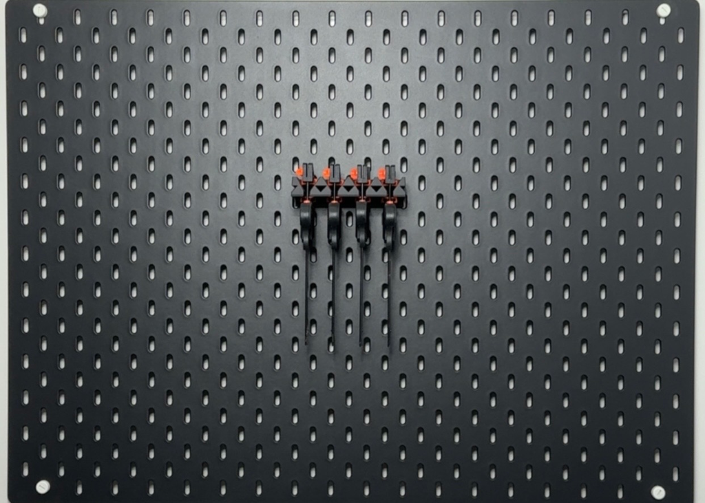 SK-028-WS Small Clamp Holder (4 Slots)/ حامل مشابك صغير (4  فتحات) (أسود مطفي (صديق للبيئة 🌱) PLA)